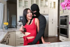 Cái cu to làm em bé mặc tất lưới rất thích